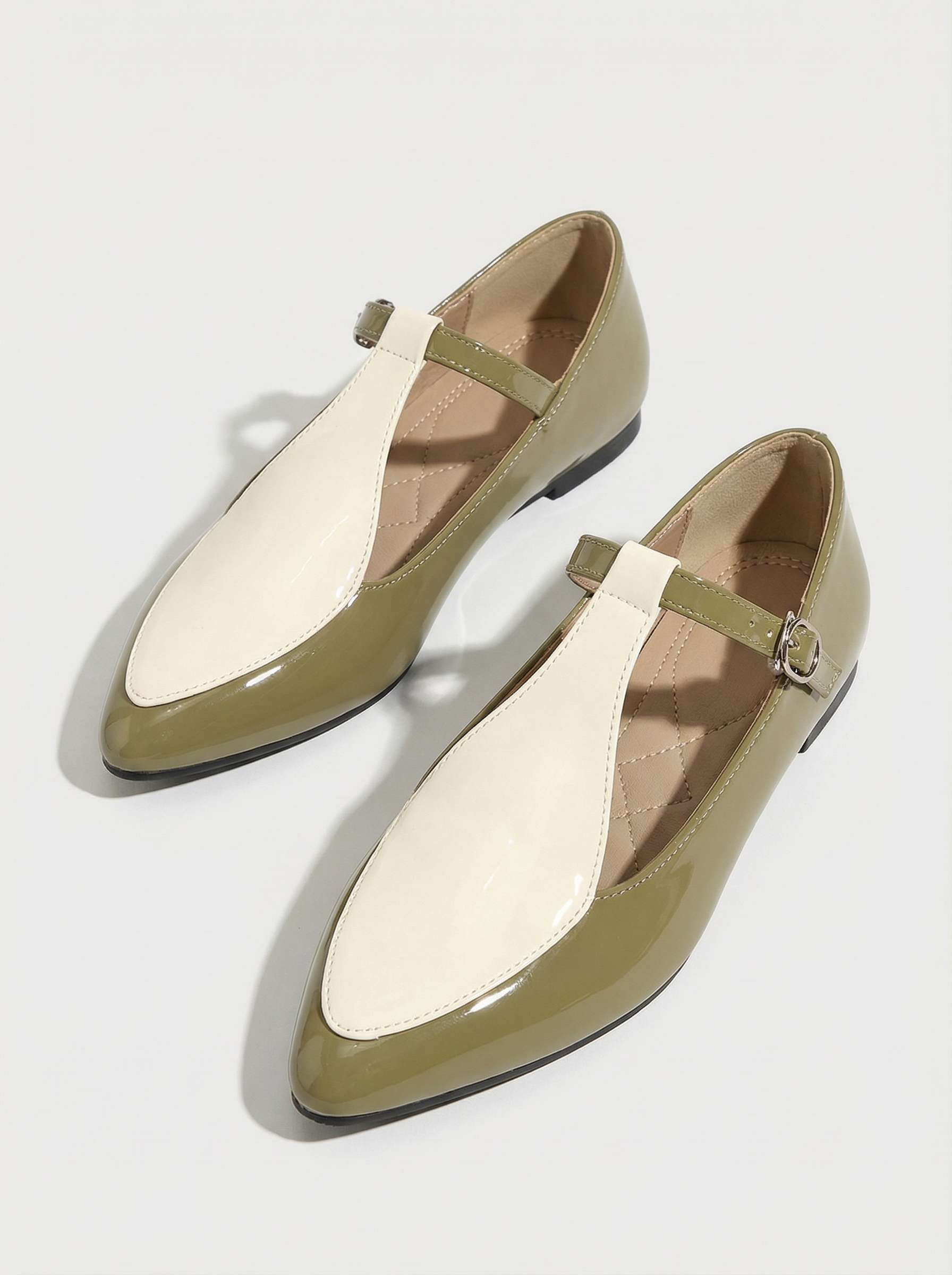 FLAT SHOES WITH POINTED TOES AND A T-STEP