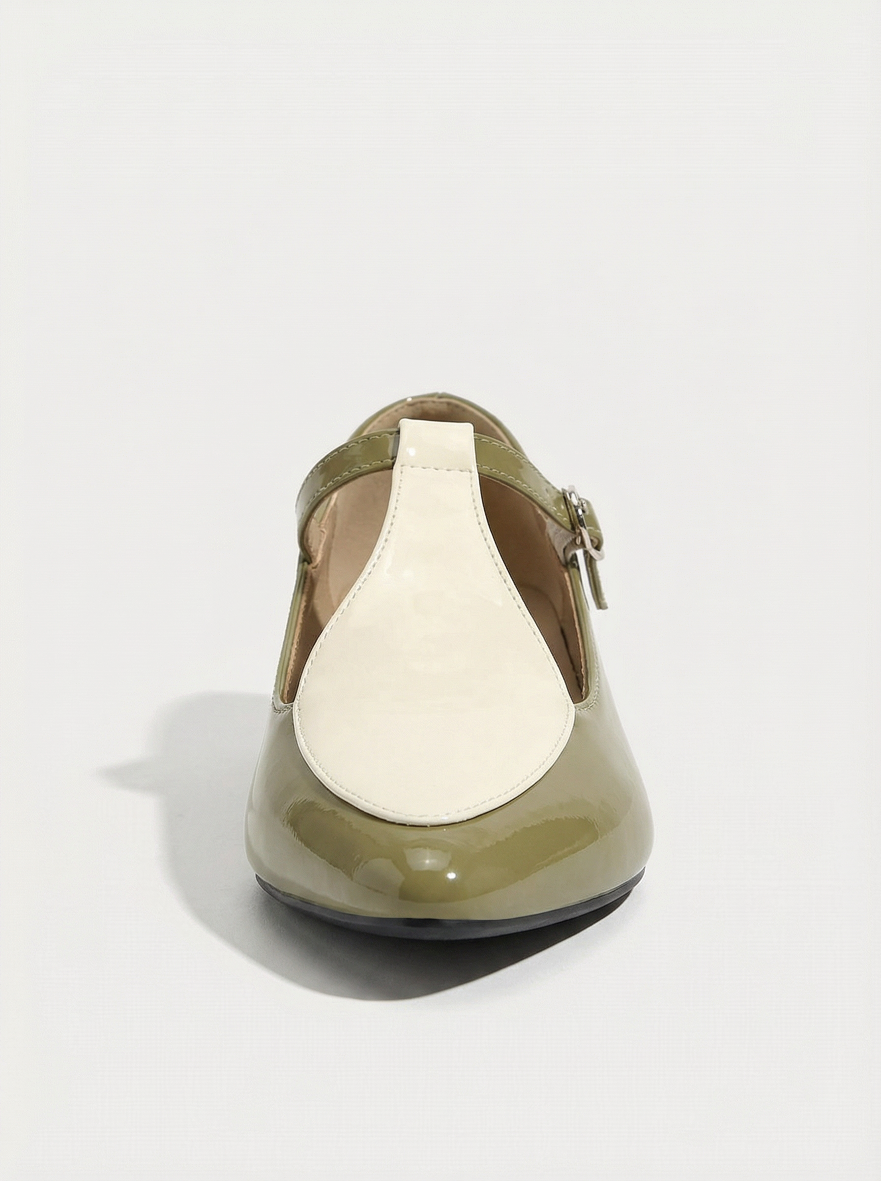 FLAT SHOES WITH POINTED TOES AND A T-STEP