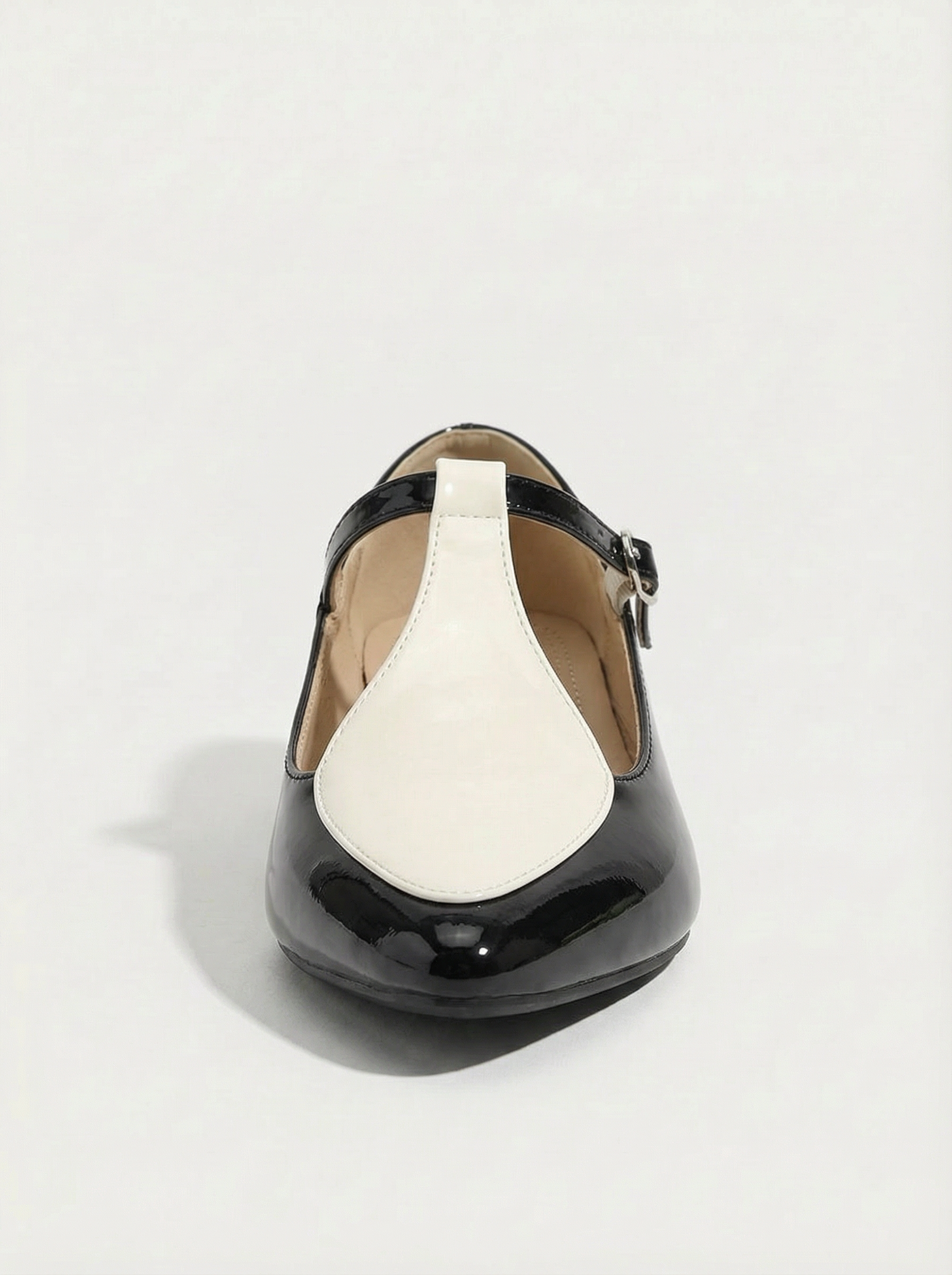 FLAT SHOES WITH POINTED TOES AND A T-STEP