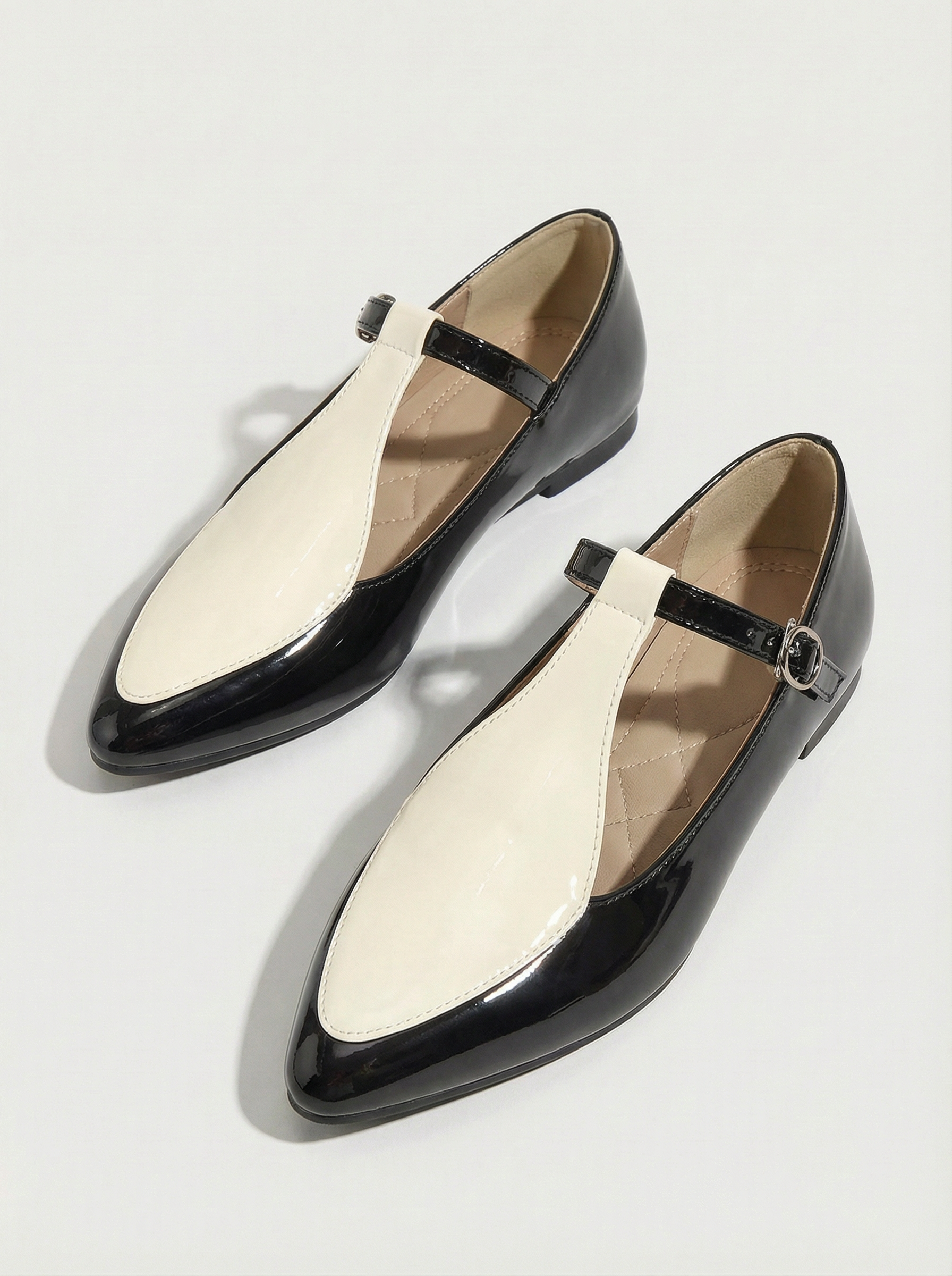 FLAT SHOES WITH POINTED TOES AND A T-STEP